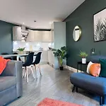 Green Diamond - Brighton Beach - Lanes - 2 Bedrooms - Families - Business - Contractors - Sleeps 5